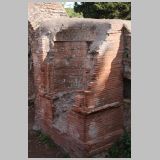 0069 ostia - necropoli della via ostiense (porta romana necropolis) - b12 - colombari gemelli - re - aedicula - gesehen von der via dei sepolcri.jpg